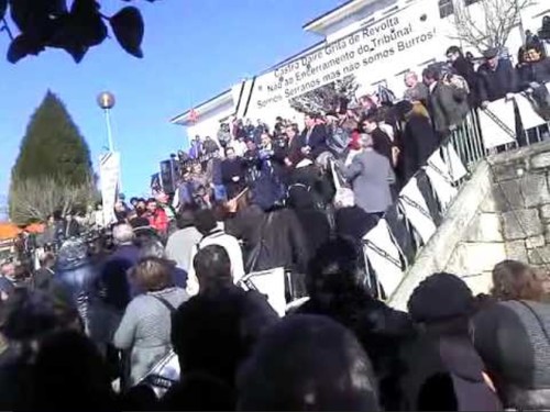 CastroDaireManifContraEncerramento.jpg CastroDaireManifContraEncerramento.jpg