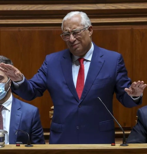 E agora, pá? Então e amanhã? A reunião? Mais uma vez adiada?