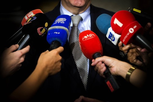 JornalistasMicrofones.jpg JornalistasMicrofones.jpg
