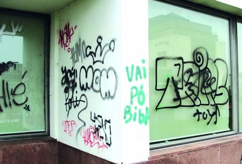 TJ-SaoJoaoMadeira-GrafitisParedeJanela.jpg TJ-SaoJoaoMadeira-GrafitisParedeJanela.jpg