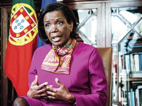 Ministra da Justiça visita Angola