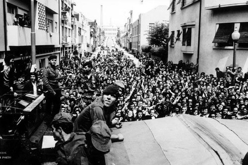 25Abril-Militares+Povo.jpg