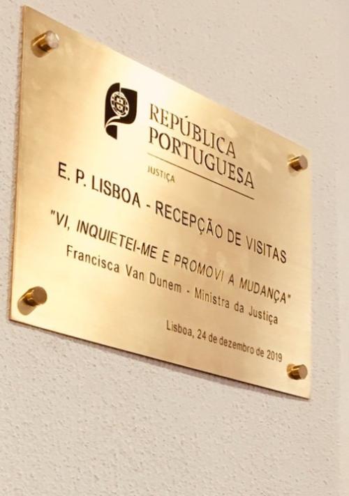 A Placa Dourada da Inauguração chamada Visita
