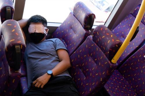 PassageiroDormeTransportePublico.jpg