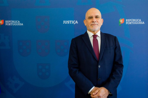 E entretanto que faz o secretário de Estado e adjunto da Justiça?