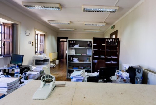 Agendas em Espanhol, Falta Dramática de Oficiais de Justiça e o Cenário de Penúria nos Tribunais