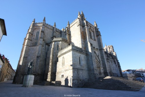 Estátua e Catedral da Guarda - HS.JPG Estátua e Catedral da Guarda - HS.JPG