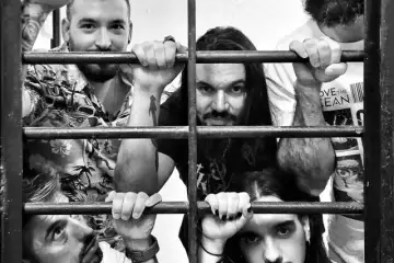"Worthless" é o novo single dos ABOVE THE OCEAN