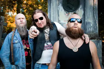 CARDINALS FOLLY, "Let the Posers Fall!" em breve pela Cruz Del Sur Music, video para a faixa-título apresentado