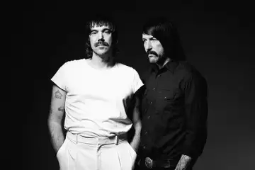 DEATH FROM ABOVE 1979 regressam aos discos no inicio de 2027 com "Private Lives"