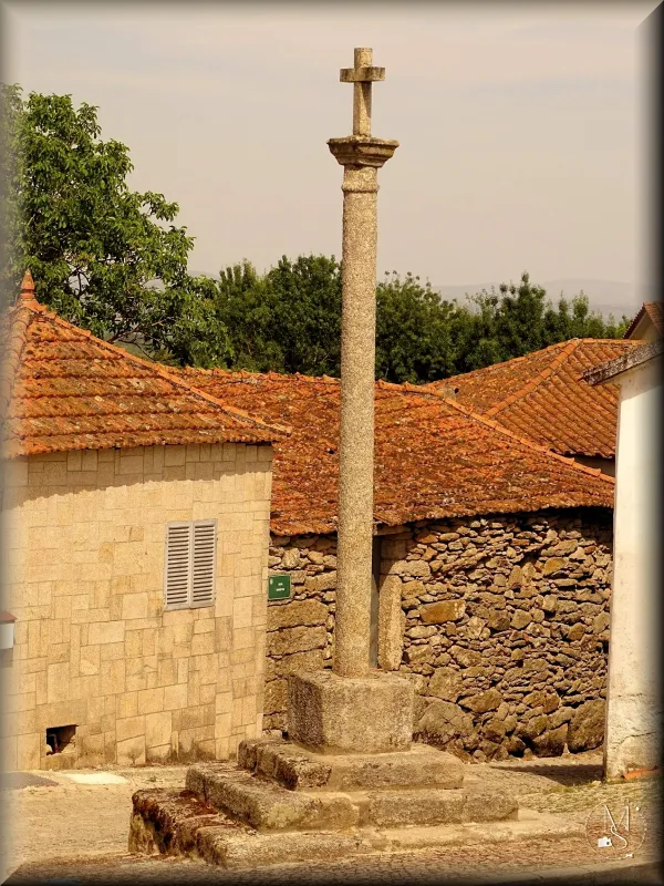 Cruzeiro em Fiães (Lebução) – Valpaços – Portugal  Porque se construíram tantos cruzeiros nos largos das aldeias portuguesas?