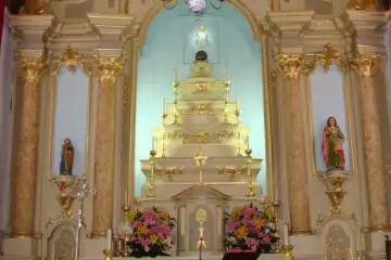 O Altar-Mor da Igreja Matriz de Águas Frias:  Entre o Esplendor Rococó e as Marcas do Tempo