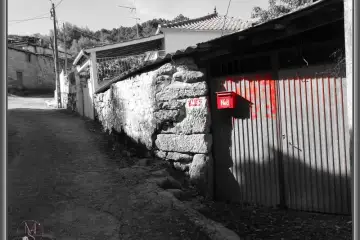 Cambedo: O Silêncio de Granito e a Memória Pintada a Vermelho