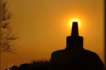 O Coroar da Montanha: O Eclipse Desenhado pela Terra