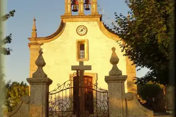 A Poesia do Granito e da Luz: A Arquitetura da Igreja Matriz de Águas Frias