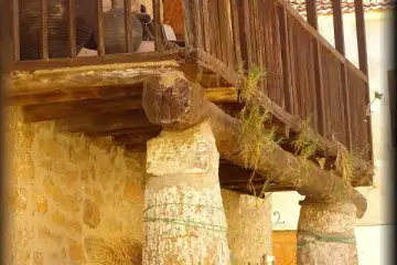 O Abraço da Madeira e da Pedra: A Típica Varanda Transmontana em Sanjurge