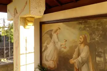 O Acolhimento do Sagrado: "Sob o alpendre de entrada da Igreja de Santa Luzia" em Sá – Valpaços – Portugal