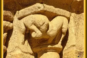 Capitel no arco de entrada:  Igreja de Nossa Senhora da Azinheira (Outeiro Seco, Chaves)