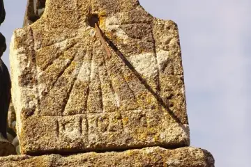 O Fuso Horário do Granito:  A Poesia de um Relógio que Leva a Vida sem Pressa - Monte de Arcas – Tinhela/Alvarelhos – Valpaços – Portugal