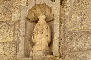 A rusticidade de um Povo  e a Arte Sacra de granito - Pormenor da fachada exterior da Capela de Nossa Senhora do Rosário  -  Mairos – Chaves – Portugal