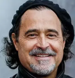 O escritor angolano José Eduardo Agualusa quer mudar o nome da Língua Portuguesa, como se já não bastasse o estrago que o brasileiro Antônio Houaiss lhe fez ao criar o AO90