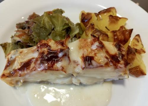 Lombo de Bacalhau com Molho Branco, Batata Assada e Legumes Salteados