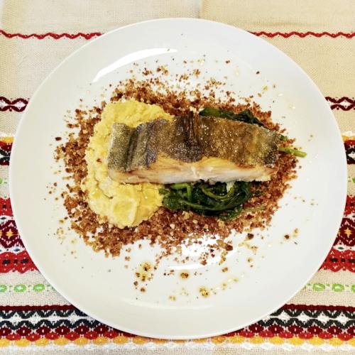 Bacalhau com Puré de Grão e Crumble de Broa e Amêndoa