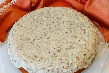 Bolo de Iogurte e Coco Húmido e Fofo (Receita Fácil)