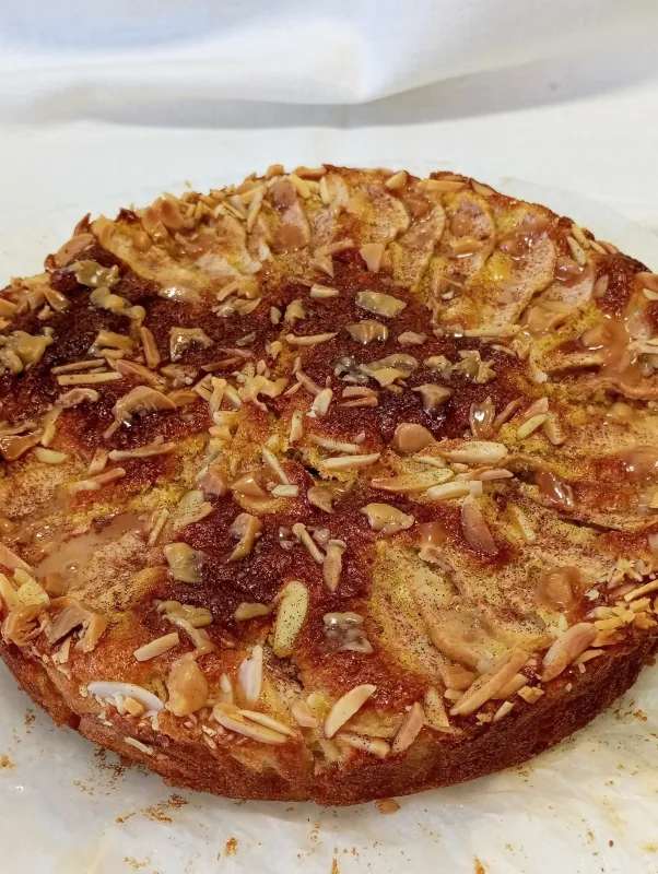 Entre a queijada e o sonho, é impossível resistir! Bolo Queijada de Pera e Limão com Amêndoa e Caramelo (Sem glúten)