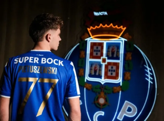 FC Porto reserva presente de aniversário para Oskar Pietuszewski.