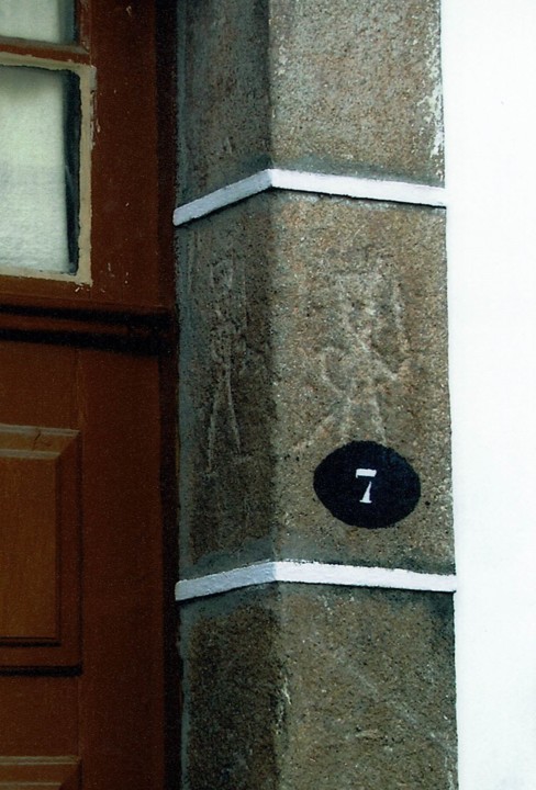Soldado_gravado_ombreira_porta.jpg