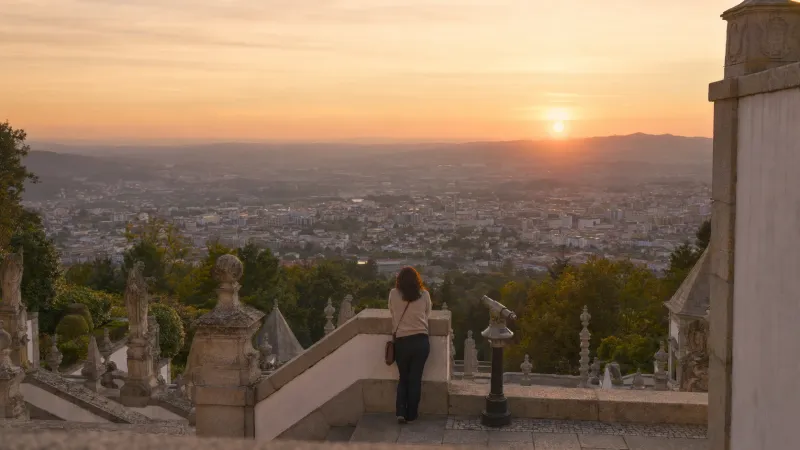 Braga vista por um canudo ao pôr do sol