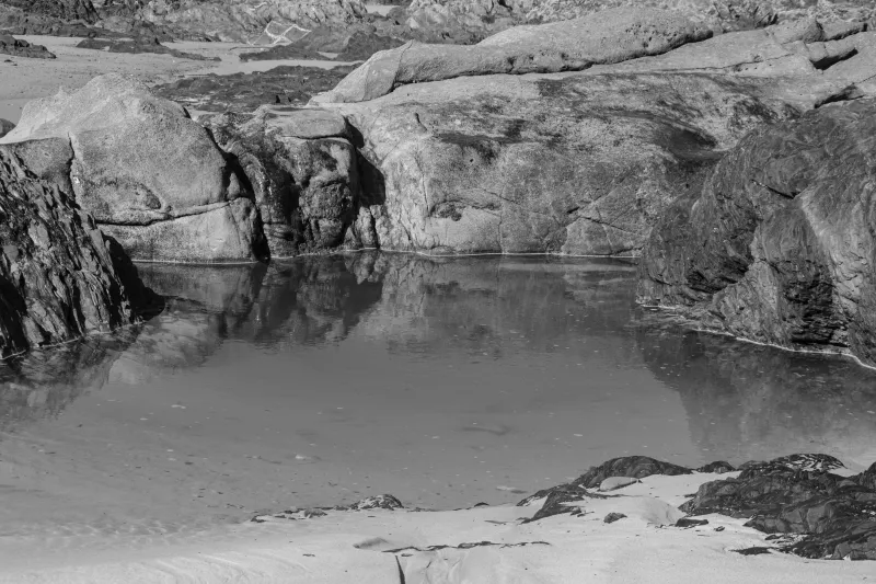 Água presa entre as pedras