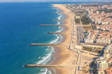 Costa da Caparica, entre o mar e a sombra das árvores