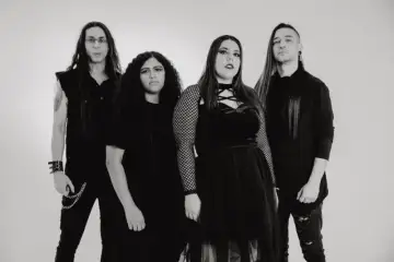 Amber Witches mergulha no metal sinfônico em novo single “Walls of Time”