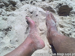 Com os pés na areia