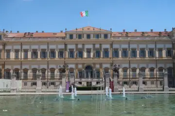 Fonte ornamental no exterior do Palácio Villa Reale, Monza, Itália