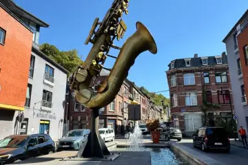 Fonte do saxofone, Dinant, Bélgica