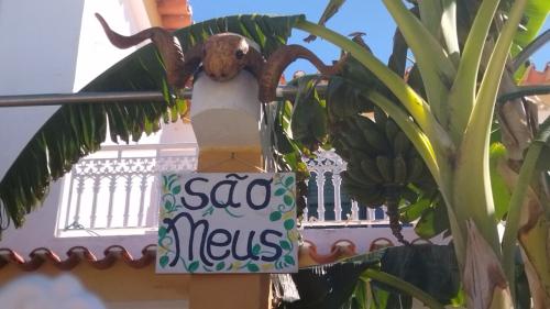 O corno, quanto mais cresce, mais entorta