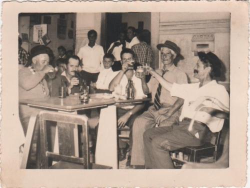 À porta da taberna - Lagoa - Anos 60.jpg À porta da taberna - Lagoa - Anos 60.jpg