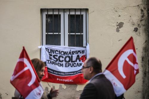 Funcionários da escola também educam