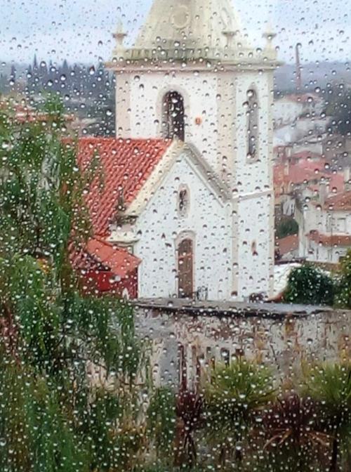 A chuva que cai na vidraça