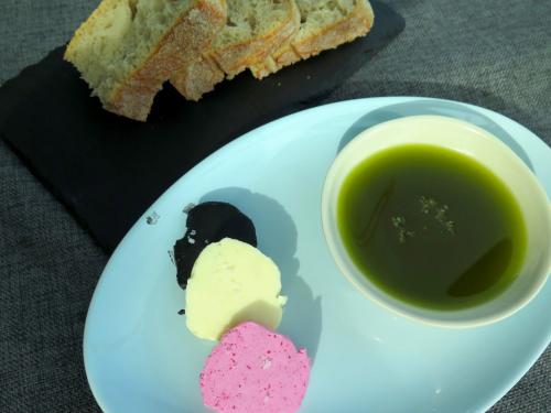 Pão, Manteigas e Piso de Alho e Coentros Pão, Manteigas e Piso de Alho e Coentros