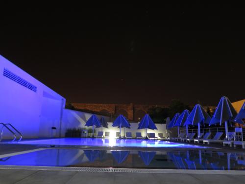 Na esplanada do Degust’AR, a piscina ao ar livre do Mar de Ar Aqueduto Hotel & Spa… e o próprio Aqueduto Na esplanada do Degust’AR, a piscina ao ar livre do Mar de Ar Aqueduto Hotel & Spa… e o próprio Aqueduto