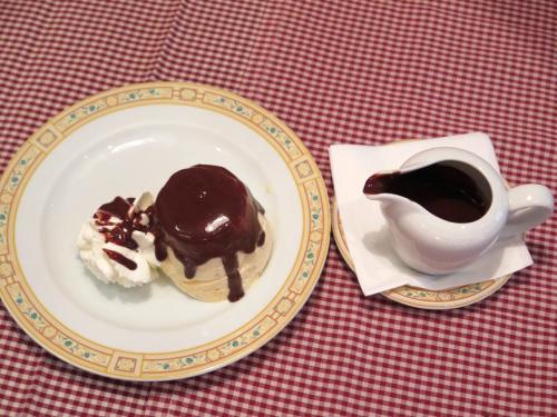 Semifredo al Torroncino con Cioccolato Caldo Semifredo al Torroncino con Cioccolato Caldo