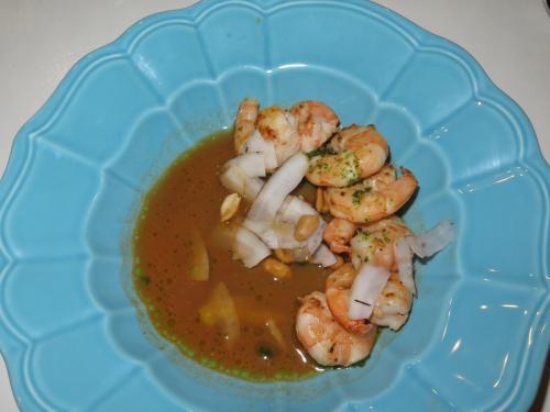 Camar&atilde;o selvagem com alcagoitas e coco fresco 
