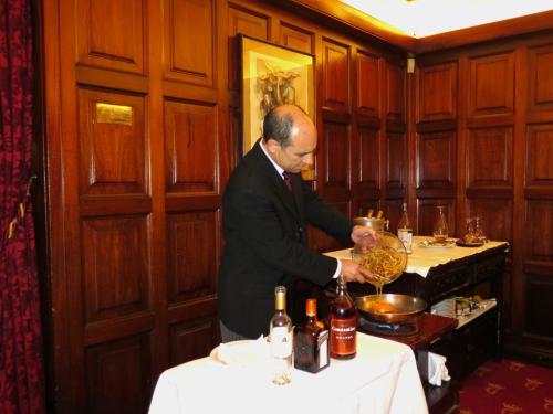 Octávio Ferreira junta a fruta macerada à redução do licor de laranja Octávio Ferreira junta a fruta macerada à redução do licor de laranja