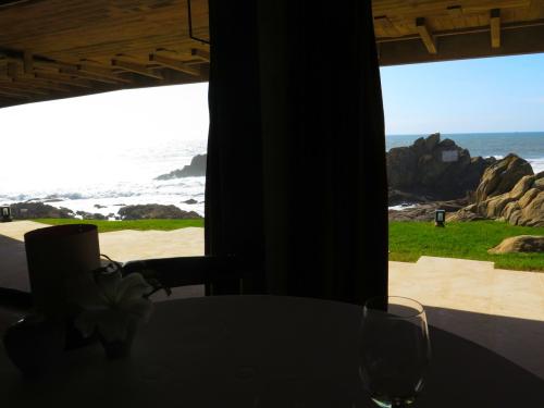 Durante alguns momentos, a sala do restaurante fica sem janelas e transforma-se numa esplanada Durante alguns momentos, a sala do restaurante fica sem janelas e transforma-se numa esplanada