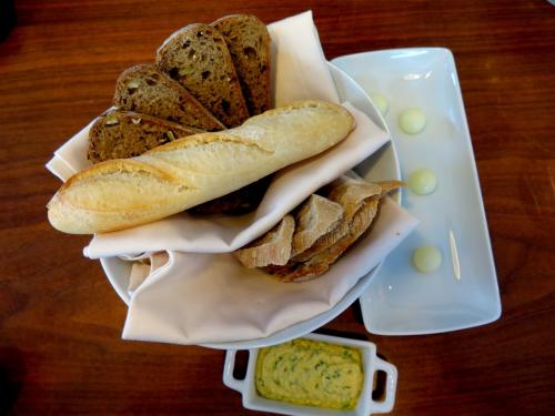 P&atilde;o de centeio e lim&atilde;o, p&atilde;o de trigo, baguete r&uacute;stica, manteiga de ovelha, dip de tremo&ccedil;o 