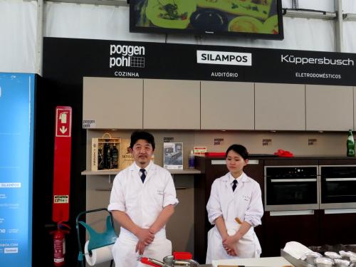 Dois dos três elementos do KANAZAWA – Kayo Kanazawa, mulher de Tomoaki e chef pasteleira, estava na assistência Dois dos três elementos do KANAZAWA – Kayo Kanazawa, mulher de Tomoaki e chef pasteleira, estava na assistência